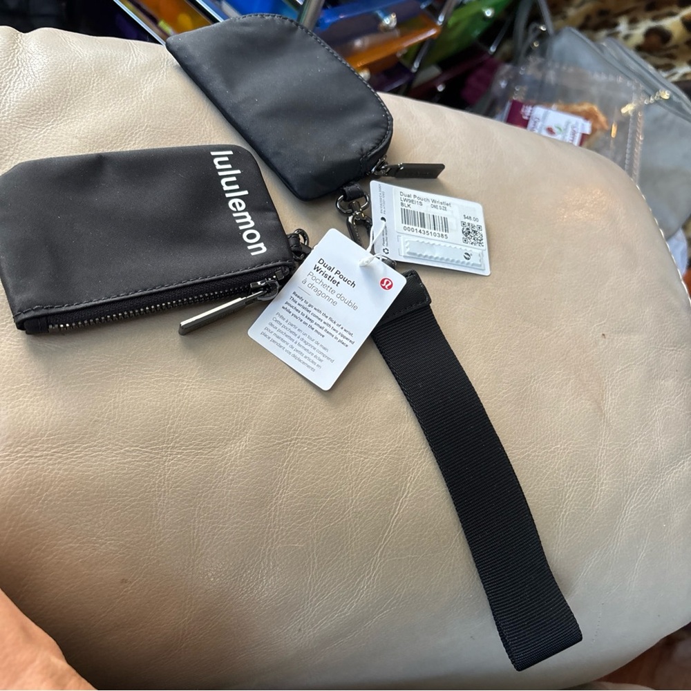 🆕🖤 Lululemon Dual Pouch Wristlet - Black.  Discontinued.
